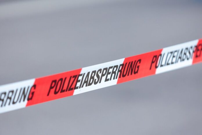 Polizei Mehrere Polizisten wurden verletzt. (Symbolbild)