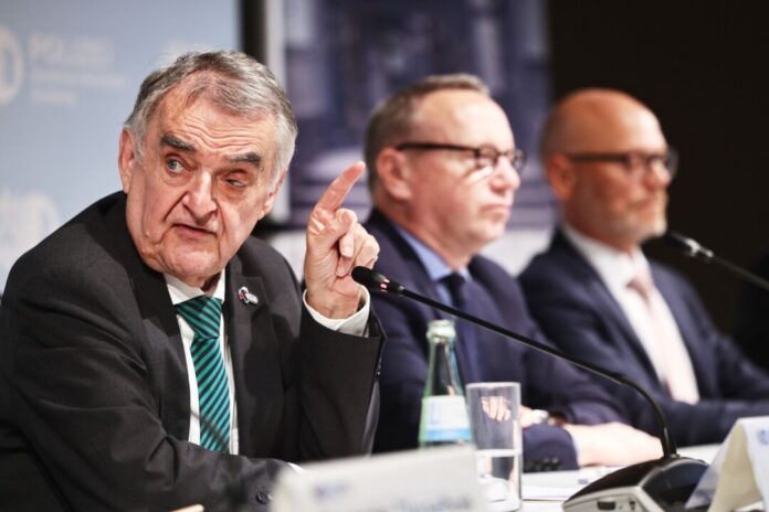 Pressekonferenz zu Razzia gegen «Hells Angels» Innenminister Herbert Reul (CDU) spricht von einem riesigen Schlag gegen ein kriminelles Netzwerk