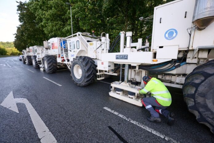 Suche nach Erdwärme Wo in NRW lohnen sich Erdwärme-Bohrungen? Rüttelnde Vibro-Trucks und jede Menge Messtechnik helfen, das herauszufinden. (Archivbild)