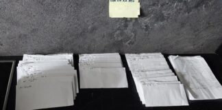 Schwarzarbeit bei Reinigungsfirmen? Verdächtige in Haft Bei Durchsuchungen fanden Fahnder Geldscheine in Briefumschlägen einsortiert - bereit zur Auszahlung an die Arbeitnehmerinnen und Arbeitnehmer. (Handout)