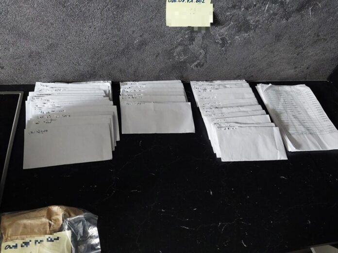 Schwarzarbeit bei Reinigungsfirmen? Verdächtige in Haft Bei Durchsuchungen fanden Fahnder Geldscheine in Briefumschlägen einsortiert - bereit zur Auszahlung an die Arbeitnehmerinnen und Arbeitnehmer. (Handout)