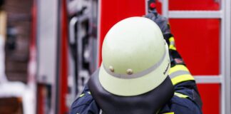 Zwei Bauarbeiter sterben bei Einsturz in Treppenhaus Nach ersten Erkenntnissen der Polizei ereignete sich der Arbeitsunfall in einem großen Schacht, in den vorgefertigte Treppenaufstiege per Kran gehoben und montiert wurden. (Symbolbild)
