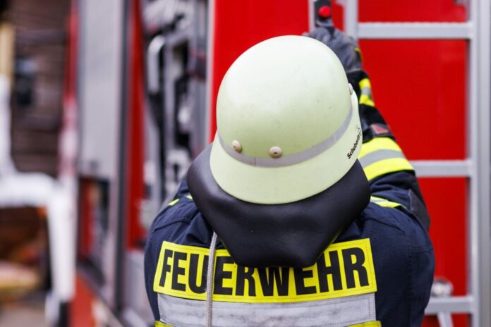 Feuerwehr - Symbolbild Nach ersten Erkenntnissen der Polizei ereignete sich der Arbeitsunfall in einem großen Schacht, in den vorgefertigte Treppenaufstiege per Kran gehoben und montiert wurden. (Symbolbild)
