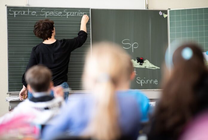 Lehrkräfte in NRW Jede Menge Lehrernachwuchs für die Schulen in NRW vermeldet die Landesregierung. (Symbolbild)