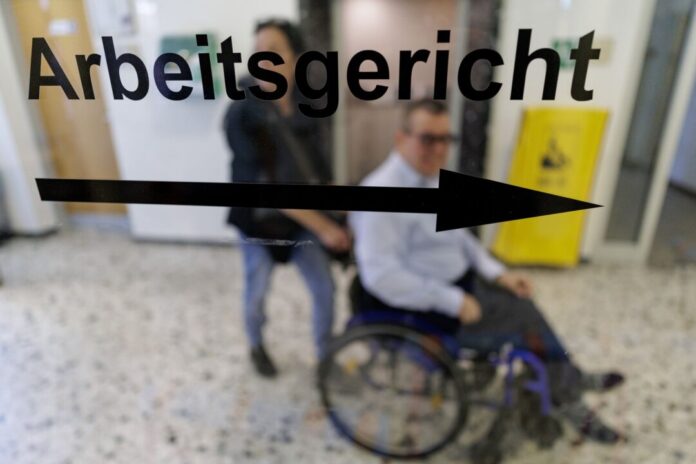 Arbeitsgericht verhandelt Mindestlohn für Behindertenwerkstatt Jürgen Linnemann arbeitet in einer Werkstatt für Menschen mit Behinderung - und will mit seiner Klage auf Mindeslohn auch eine Grundsatzfrage geklärt wissen.