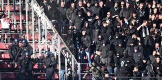 Clubs nach Ausschreitungen bei Rheinderby entsetzt Anhänger von Borussia Mönchengladbach treten eine Schutzscheibe ein.