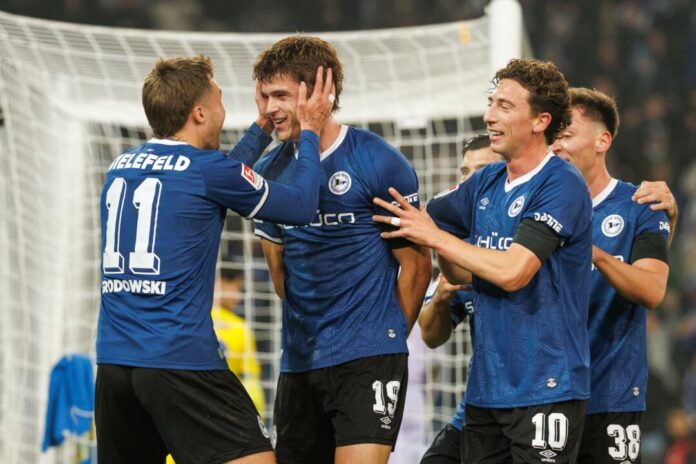 Arminia Bielefeld - Eintracht Braunschweig Maximilian Großer bringt Bielefeld in Führung.