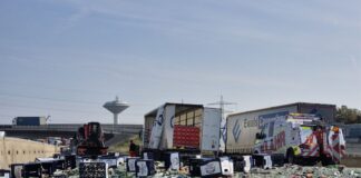 Lkw verliert Ladung – Glasscherben auf A1 bei Köln Überall Scherben: Warum genau sich die Ladung des Lkws löste, war zunächst unklar.