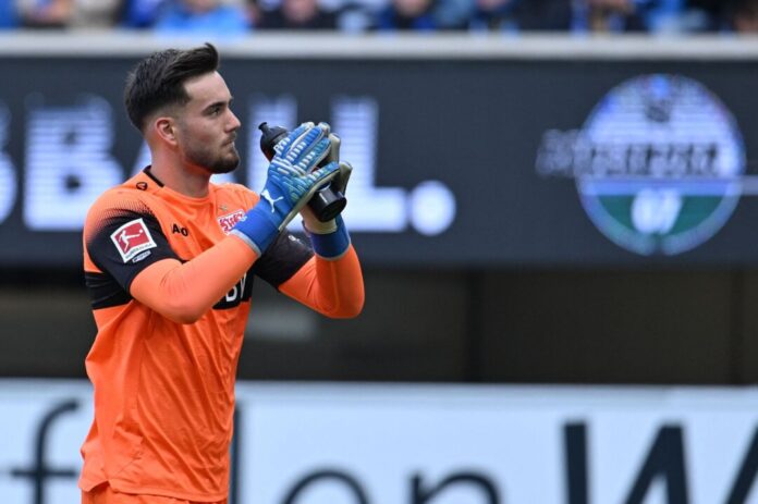 SC Paderborn 07 - VfB Stuttgart Dennis Seimen stand erstmals in der Fußball-Bundesliga im Tor.