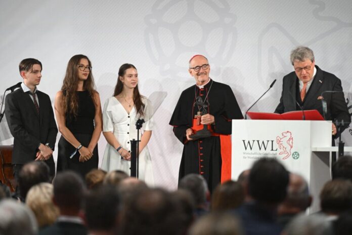Westfälischer Friedenspreis 2026 - Preisverleihung Kardinal Michael Czerny (2.v.r.) überreicht den Jugendpreis des internationalen Preises des Westfälischen Friedens 2026 an die internationale Initiative socioMovens mit Sitz in Dortmund.
