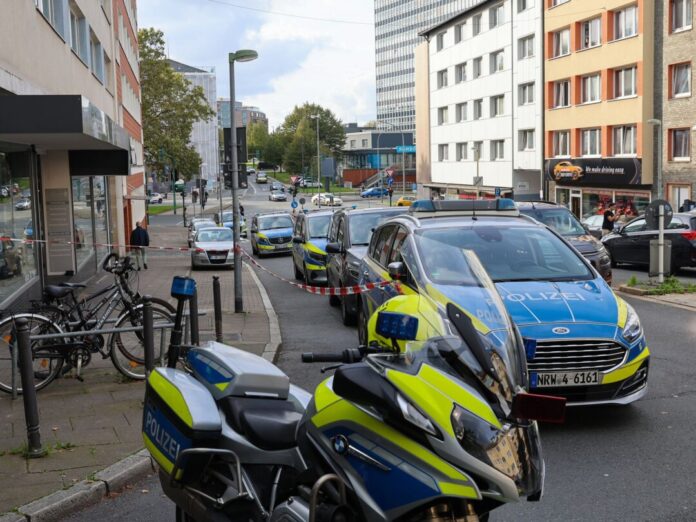 Zwei Männer verhelfen Häftling zur Flucht Die drei Männer sind weiter auf der Flucht.
