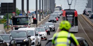 Gericht gibt Radlern Fahrspur zurück Die Kennedybrücke, die in die Oxfordstraße in Bon mündet, ist seit der Sperrung der Nordbrücke stärker belastet. (Archivbild)