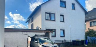 Autofahrer fährt durch Garagenwand In Beverungen fuhr ein Auto am Freitag durch eine Garagenwand.