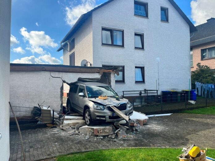 Auto fährt durch Garagenwand In Beverungen fuhr ein Auto am Freitag durch eine Garagenwand.