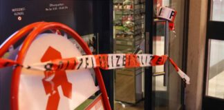 Mann verletzt 61-Jährigen mit Messer lebensgefährlich Der Tatort vor der Apotheke wurde abgesperrt.