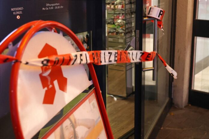 Mann verletzt 61-Jährigen mit Messer lebensgefährlich Der Tatort vor der Apotheke wurde abgesperrt.