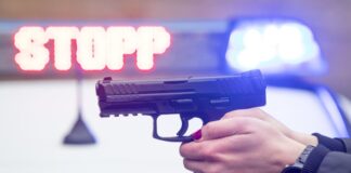 Polizistin gibt Warnschüsse ab – Mann in Klinik eingewiesen Eine Polizistin hat geschossen, nachdem ein Mann einen schusswaffenähnlichen Gegenstand auf Einsatzkräfte gerichtet haben soll. (Symbolbild)