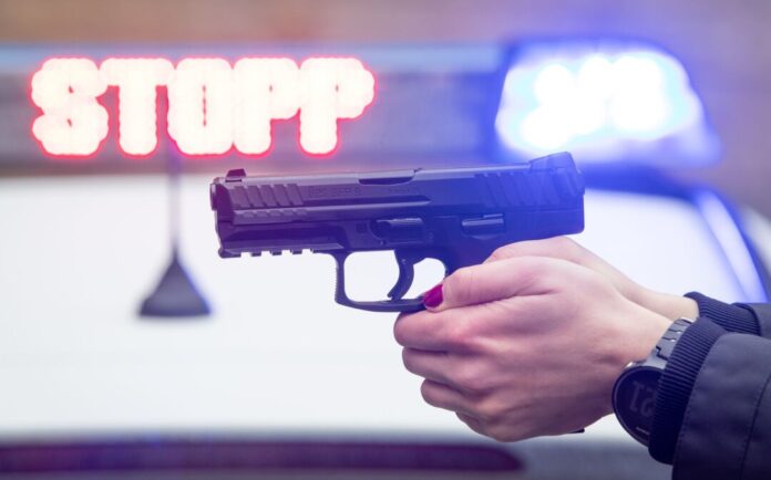 Neue Polizeiwaffen in Niedersachsen Eine Polizistin hat geschossen, nachdem ein Mann einen schusswaffenähnlichen Gegenstand auf Einsatzkräfte gerichtet haben soll. (Symbolbild)
