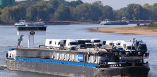 Nach Sandbank-Malheur: Frachtschiff schafft es auf den Rhein Das Frachtschiff kommt auf dem Rhein gut voran, hier ein Foto vom Duisburger Rheinufer aus.