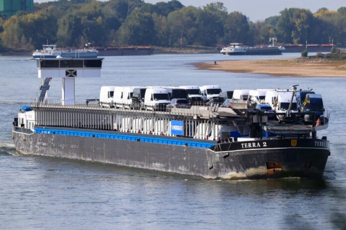 Das mit Mercedes-Sprintern beladene Frachtschiff fährt wieder los Das Frachtschiff kommt auf dem Rhein gut voran, hier ein Foto vom Duisburger Rheinufer aus.