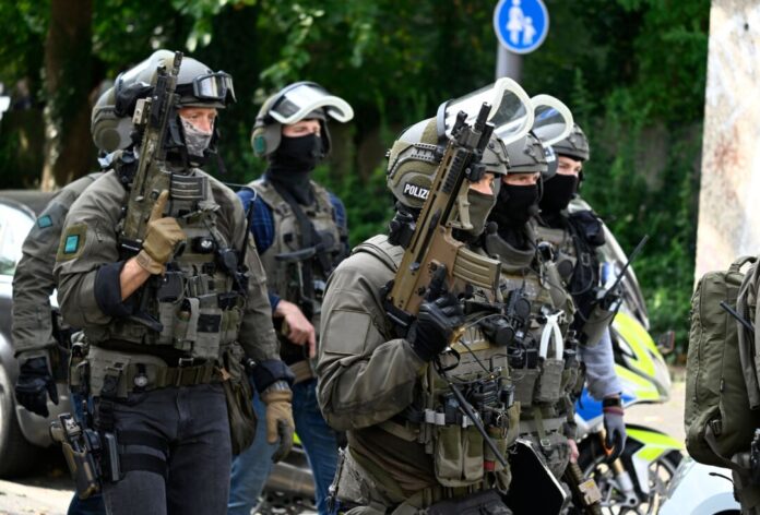 Nach SEK-Einsatz: Hausbesitzerin will 290.000 Euro vom Land An der Durchsuchungsaktion waren auch Spezialeinheiten der Polizei beteiligt. (Symbolbild)