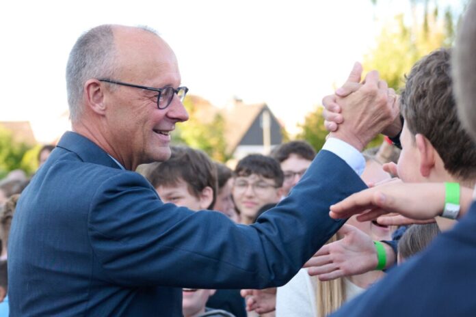Bundeskanzler Friedrich Merz besucht sein ehemaliges Gymnasium Handshake mit dem Kanzler: Friedrich Merz hat am Montag sein altes Gymnasium in Rüthen besucht