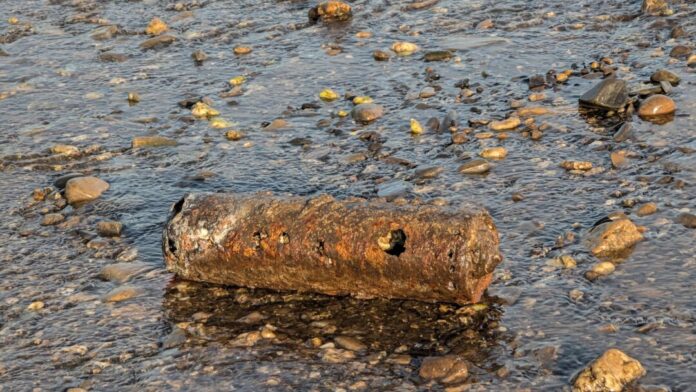 Phosphorbombe am Rhein - Niedrigwasser sorgt für Entzündung| Die Munition aus dem Zweiten Weltkrieg war wegen des Niedrigwassers freigelegt worden.
