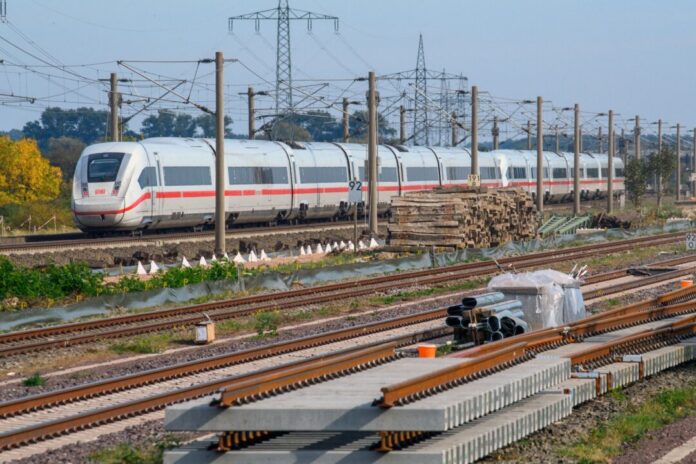 ICE rollt nahe des Bahnhofs Schönhausen an Gleisbauteilen vorbei Die Strecke zwischen Berlin und Hannover wird für rund 14 Monate vollständig gesperrt.