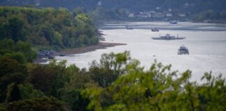 Lkw-Sonntagsfahrverbot bleibt fast bis Jahresende ausgesetzt Um die Auswirkungen des Niedrigwassers abzumildern, dürfen Lastwagen in NRW auch weiterhin an Sonn- und Feiertagen fahren - was sonst eigentlich verboten ist. (Archivbild)