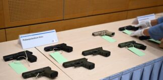 Razzia gegen mutmaßliche Waffenhändler: Zehn Festnahmen Die Polizei hat mehrere Schusswaffen sichergestellt.