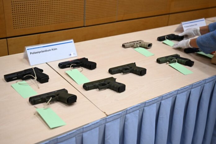 Pressekonferenz zu Waffen- und Rauschgifthandel Die Polizei hat mehrere Schusswaffen sichergestellt.