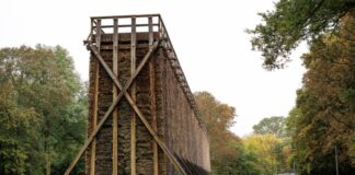 Von Gradierwerk bis Kranichzug: Herbst in NRW erleben Das frei zugängliche Gradierwerk im Sielpark in Bad Oeynhausen.
