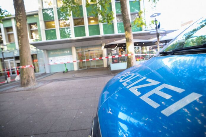 Zwei Männer verhelfen Häftling zur Flucht Ein Streifenwagen der Polizei steht vor dem Ärztehaus in der Essener Innenstadt.