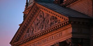Rassistische Chats – Gericht verhandelt über Justizbeamte Das Gericht befasst sich mit dem Schicksal zweier Justizbeamter aus NRW. (Archivbild)