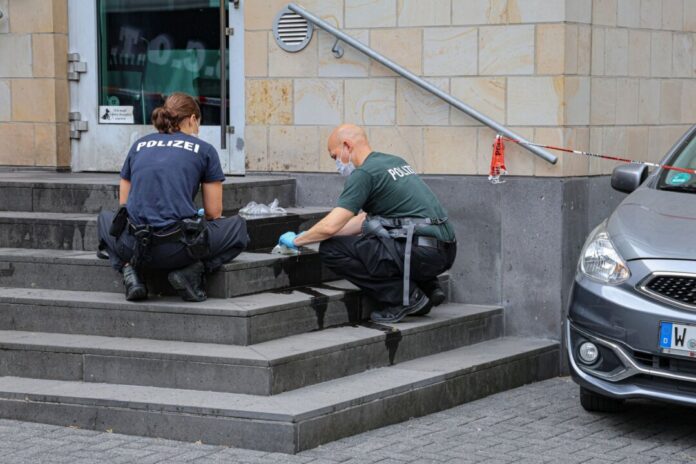 Feuer an Nebeneingang von Synagoge Wuppertal gelegt Polizisten sichern Spuren an der neuen Synagoge. (Archivfoto)