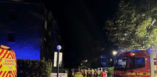 Feuerwehr rettet zwei Personen aus verrauchtem Treppenhaus Bei einem Küchenbrand in Grevenbroich sind fünf Personen verletzt worden.