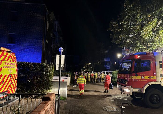 Wohnungsbrand mit fünf Verletzten in Grevenbroich Bei einem Küchenbrand in Grevenbroich sind fünf Personen verletzt worden.