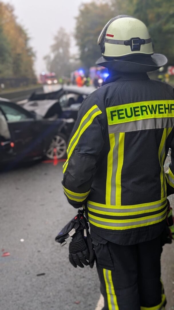 Zwei Autos kollidieren auf der B1 bei Horn-Bad Meinberg Bei einem Frontalzusammenstoß im Kreis Lippe ist eine Autofahrerin ums Leben gekommen.