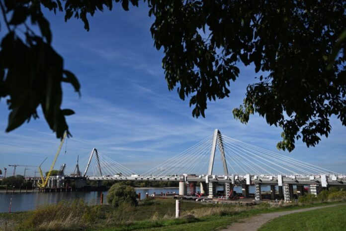 Verhandlung im Vertragsstreit um Leverkusener Rheinbrücke Vor dem Landgericht Köln geht es um den Bau der Leverkusener Rheinbrücke - ein Bauunternehmen und die Autobahn GmbH haben sich mit Klagen überzogen.