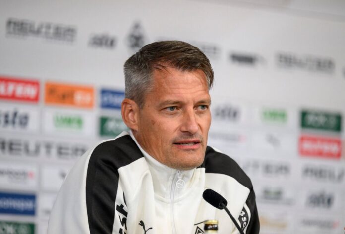 Trainer Alexander Blessin von Borussia Mönchengladbach Trainer Alexander Blessin kehrte im Testspiel mit Borussia Mönchengladbach zum FC St. Pauli zurück. (Archivbild)