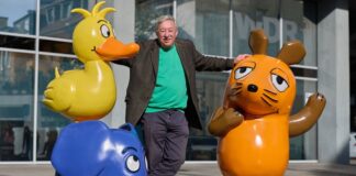 Maus-Statue bekommt Verstärkung von Elefant und Ente «Sendung mit der Maus»-Moderator Christoph Biemann begrüßte Elefant und Ente neben der Maus.