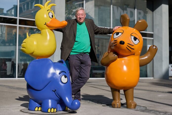 Die Maus bekommt Gesellschaft «Sendung mit der Maus»-Moderator Christoph Biemann begrüßte Elefant und Ente neben der Maus.