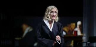 „Prima Facie“ kehrt auf Wuppertals Bühnen zurück Eine Szene aus dem Bühnenstück. Foto: Anna Schwartz