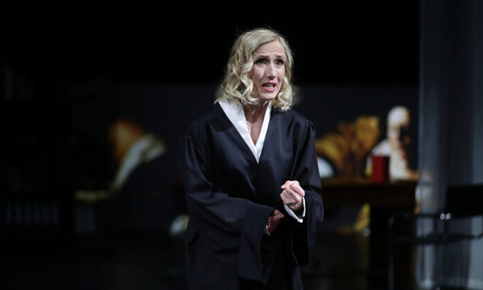 Eine Szene aus dem Bühnenstück. Foto: Anna Schwartz Eine Szene aus dem Bühnenstück. Foto: Anna Schwartz