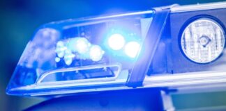 Teenager flüchten in gestohlenem Auto – Fahrer ist 13 Jahre Eine nächtliche Verfolgungsfahrt endet mit einem Unfall. (Symbolbild)