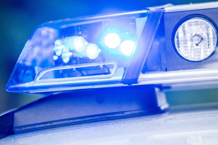 Polizei Blaulicht Eine nächtliche Verfolgungsfahrt endet mit einem Unfall. (Symbolbild)