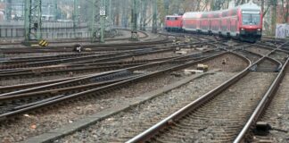 DB und Westfalenbahn sollen wichtige Zuglinien betreiben Ein Regionalzug nähert sich dem Düsseldorfer Hauptbahnhof.
