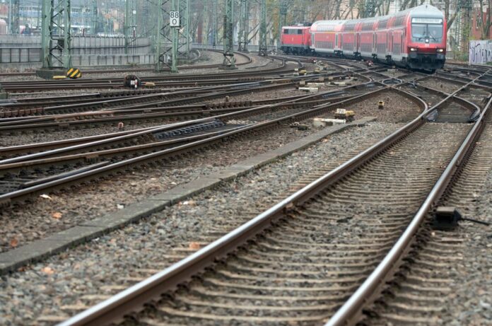 Öffentlicher Personennahverkehr NRW Ein Regionalzug nähert sich dem Düsseldorfer Hauptbahnhof.