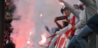 Böller und Raketen: Derby in Köln kurz unterbrochen In beiden Fankurven wurde viel Pyrotechnik gezündet.