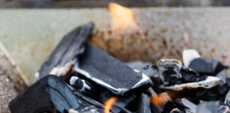 Holzkohlegrills im Visier: Land startet Geruchsmessungen Das Land NRW will künftig den Geruch von Holzkohlegrills messen. (Symbolbild)